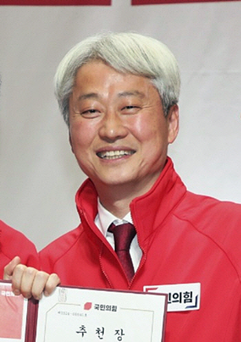 국민의힘 제22대 총선 서울 송파병 후보로 공천장을 받을 당시의 김근식 경남대 정치외교학과 교수(현 송파병 당협위원장)